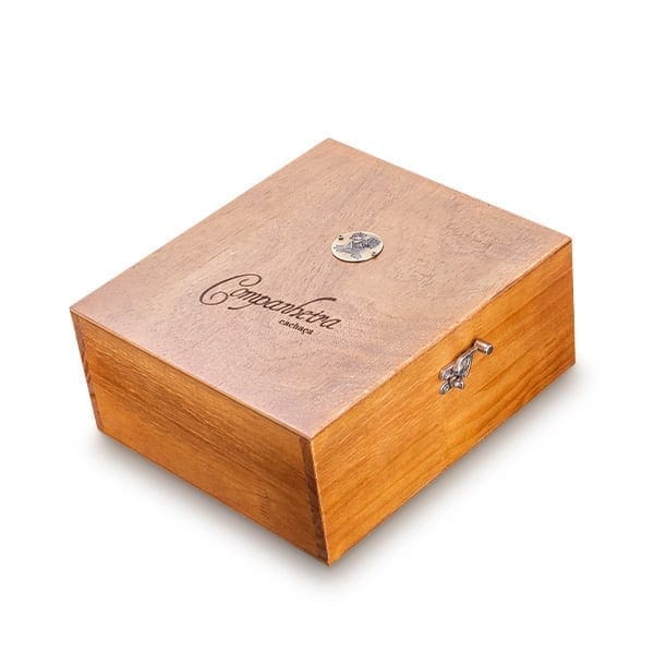 Kit Extra Premium Luxo - Caixa de Madeira, com 1 Cachaça Companheira Extra Premium 8 anos 700ml e 1 taça alambique personalizada