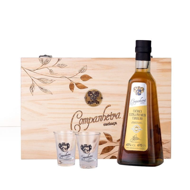 Caixa de Madeira Personalizada, com Cachaça Companheira Extra Premium Carvalho, envelhecida 4 anos em barril de carvalho, 670ml e 2 copos personalizados para apreciar e degustar esse lindo presente à altura do seu bom gosto.