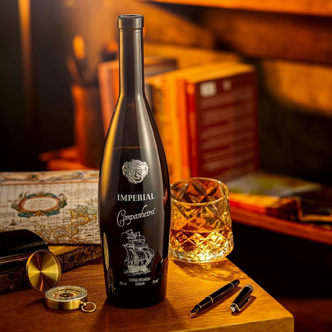 Cachaça Companheira Imperial - 750ml - Envelhecida por 6 anos em barris de carvalho americanos e franceses e depois mais 2 anos em barril de carvalho que foram usados para envelhecer vinho do porto